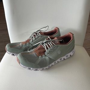 Rarely worn ON shoes woman US size 9.5